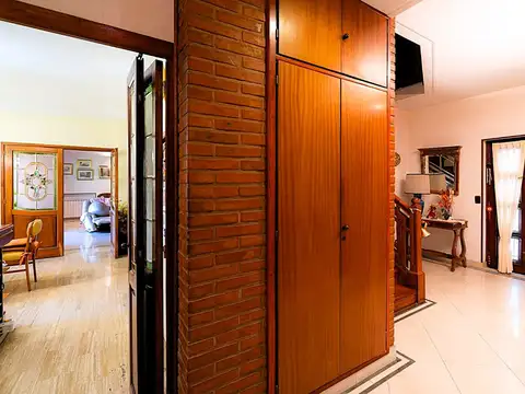 Casa 6 ambientes con 4 baños
