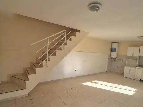 VENTA PH 3 AMB (5) EN GARIN CON PATIO Y COCHERA
