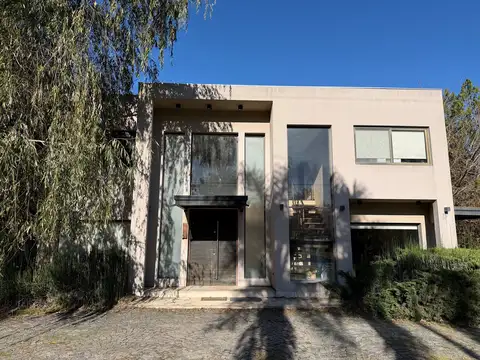 Casa  en Venta en Cube, Escobar, G.B.A. Zona Norte