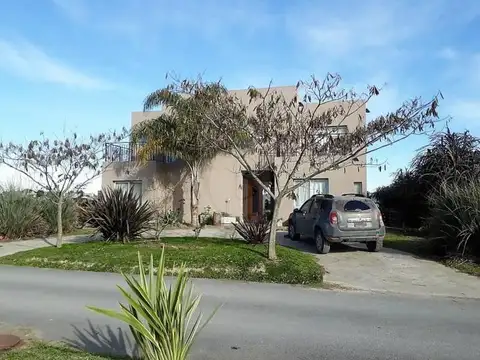 Casa en Barrio Santa Isabel I, 3 dormitorios con lote a la laguna. Maschwitz / Escobar