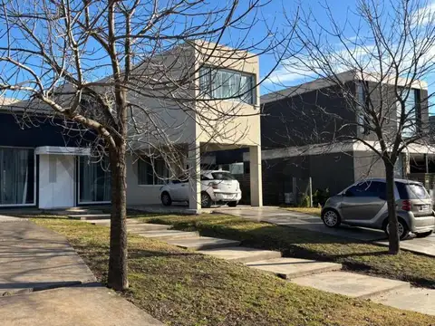 Acceso a el canton 100, Piso 0