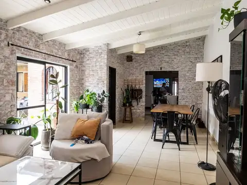 Casa en Venta con 2 cocheras