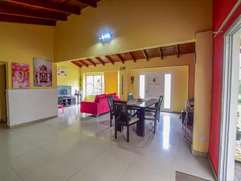 Venta casa 4 ambientes con pileta en Barrio Parque La Celia