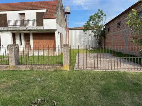 Vendo Casa y Galpón en Caseros, Entre Ríos.
