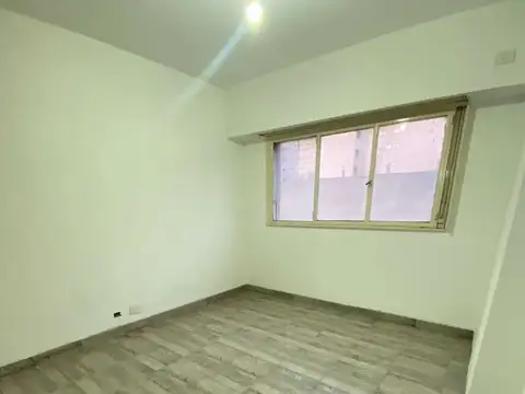 OFICINA DE 140 M2 TOTALES, DIVIDIDA EN 7 ESPACIOS PRIVADOS, AL FTE C/BALCÓN, 2° PISO P/ ASCENSOR, EXC. UBICACIÓN