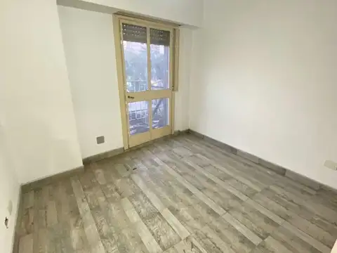 OFICINA DE 140 M2 TOTALES, DIVIDIDA EN 7 ESPACIOS PRIVADOS, AL FTE C/BALCÓN, 2° PISO P/ ASCENSOR, EXC. UBICACIÓN