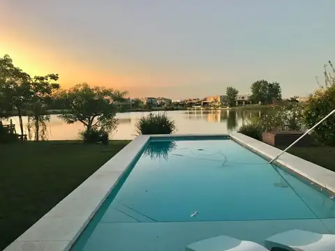 Casa 5 ambientes con 4 baños