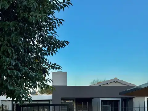 Venta Moderna Casa A Estrenar De 4 Dormitorios Y Piscina En Barrio Santa Rita – Villa Carlos Paz