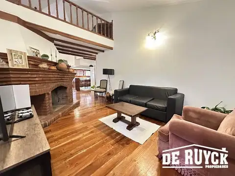 Casa en Venta con 3 cocheras