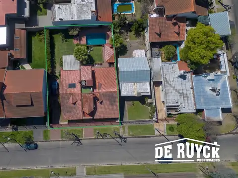 Chalet con verde y pileta, sobre 2 lotes, Barrio Parque Calchaqui