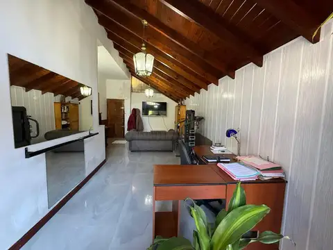 VENTA CASA 2 AMB JARDIN, COCHERA PILETA BERNAL