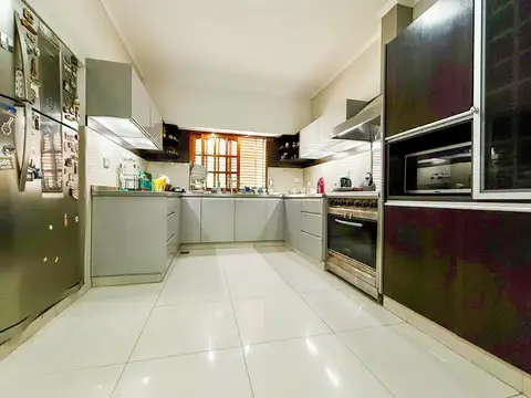 Casa 4 ambientes con 3 baños