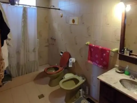 Casa 8 ambientes con 2 baños