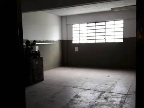 Galpón en 3 plantas de aproximadamente 2200 m2 con oficinas. Dos entradas para camión. Montacargas