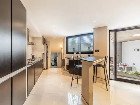 Casa 5 ambientes con 4 baños