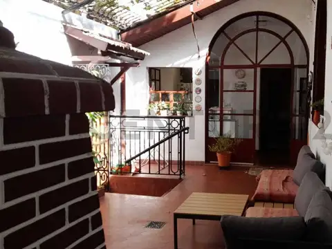 Muy buena casa de 4 amb. a 200 mts de Plaza Irlanda.