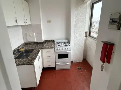 CASTILLO al 500, super luminoso, piso alto. En el corazón de