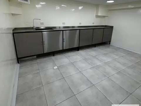 Depósito en venta - Oficinas - Baños - 640Mts2 - 3 de Febrero