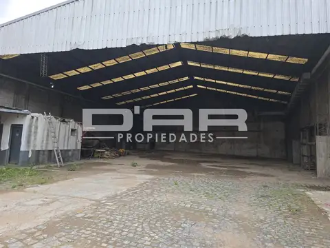 ALQUILER GALPÓN DE DOBLE LOTE CON ENTRADA PARA CAMIONES!