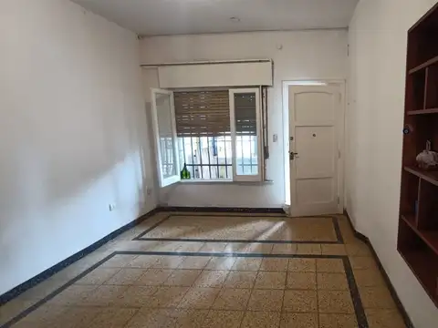 Depto Tipo Casa en Alquiler en Ramos Mejia, $ 900.000