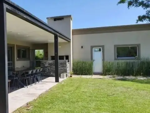 Casa 5 ambientes con 4 baños