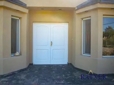 Casa 5 ambientes con 4 baños