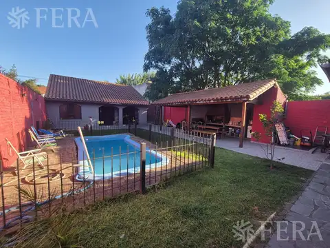 Venta de casa 5 ambientes con cochera y piscina en Quilmes