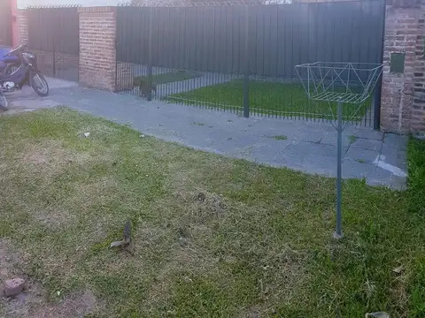SE ALQUILA:  B° BANCARIO, CASA DE 2 DORMITORIOS