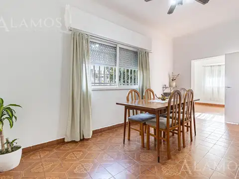 Casa 3 ambientes con parque en Villa Luzuriaga