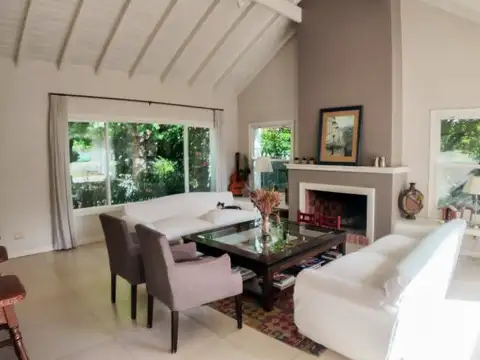 Casa 6 ambientes con 5 baños