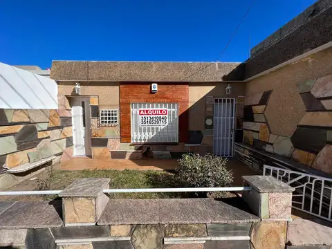 SE ALQUILA CASA DE 3 DORMITORIOS, PATIO Y ASADOR!
