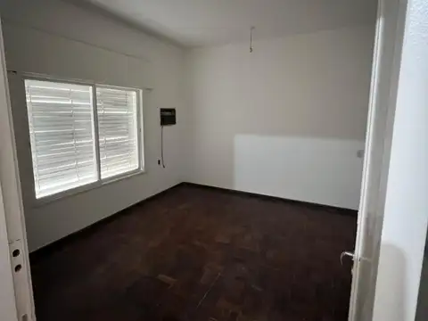 Casa 6 ambientes con 1 baño
