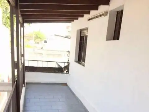 DPTO INTERNO PLANTA ALTA  2 DORMITORIOS EN ARROYITO  AMPLIO PATIO SEMICUBIERTO 