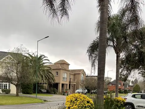 Casa en Alquiler con 2 cocheras