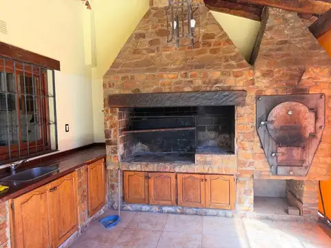 Casa en Venta con 3 cocheras