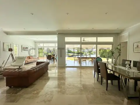 Casa 7 ambientes con 5 baños