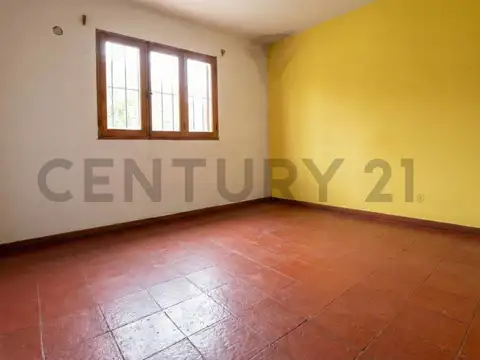 Casa 6 ambientes con 2 baños