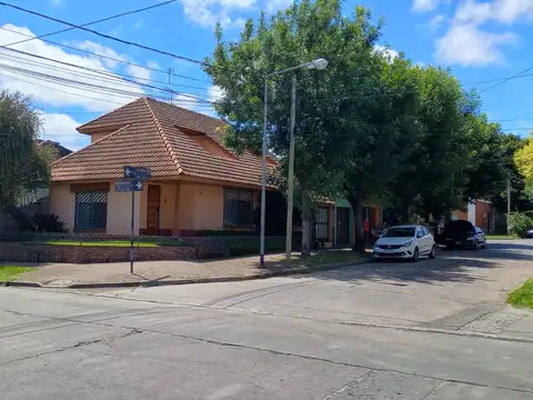 Casa dos plantas en esquina en  Venta Chilavert- Apto crédito