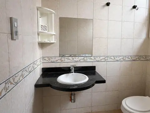 Casa 8 ambientes con 3 baños