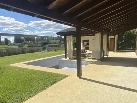 Venta de casa exclusiva en Estancia Smithfield