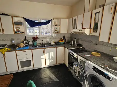 Casa 6 ambientes con 2 baños