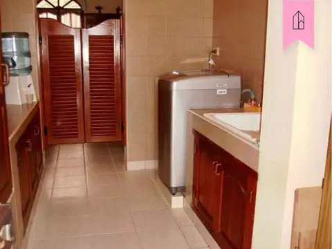 Casa en venta c/ cochera en Grand Bourg