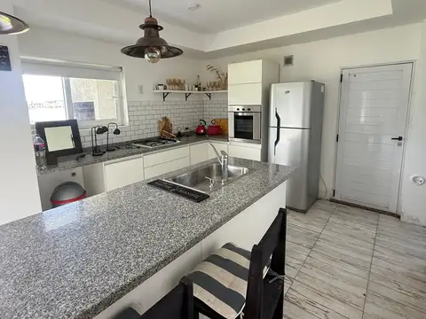 Casa 4 ambientes con 2 baños