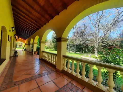 Casa 8 ambientes con 4 baños