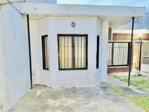 CASA EN VENTA EN BERAZATEGUI  EXCELENTE UBICACIÓN