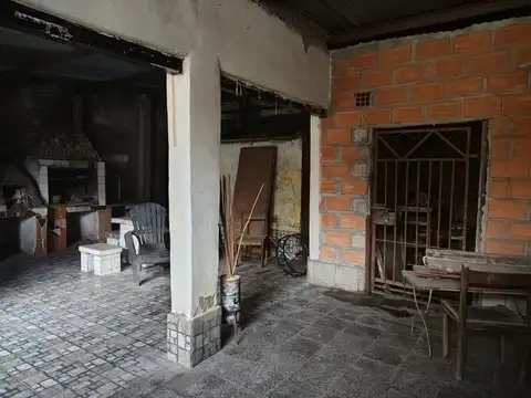 Casa 8 ambientes con 4 baños