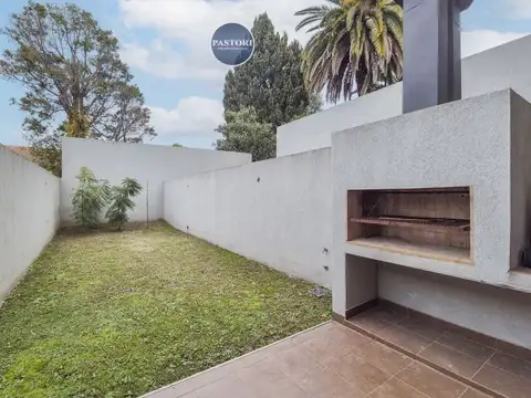 VENTA DE TRIPLEX DE 3 AMB CON COCHERA *ULTIMA UNIDAD CON JARDIN DISPONIBLE*