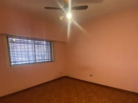 Casa de 2 ambientes en Jose C Paz, garage cubierto