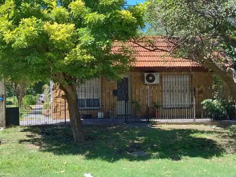 Casa en venta - 2 Dormitorios 2 Baños - Cochera - 1.200Mts2 - La Plata