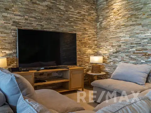 Casa 9 ambientes con 4 baños